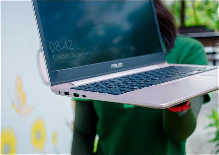 Cạnh trái của máy