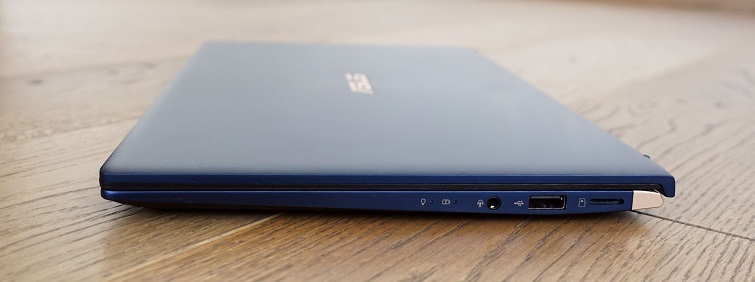 Cạnh phải của máy