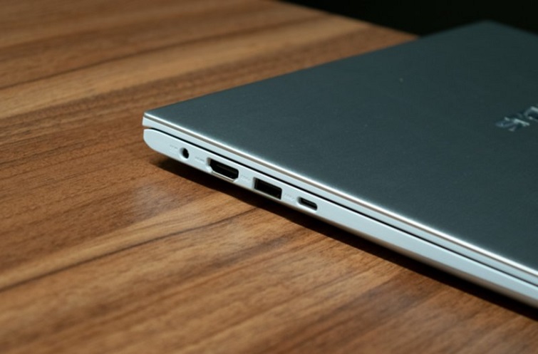 Cạnh trái của máy