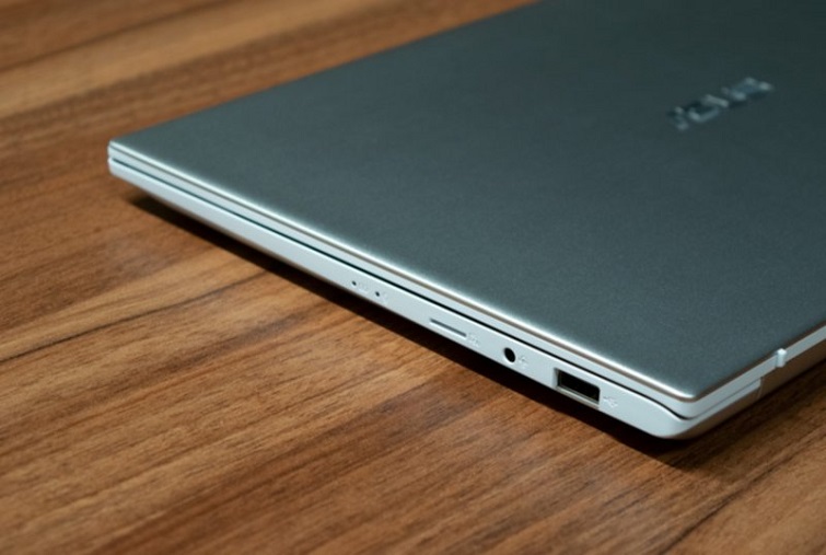 Cạnh phải của máy