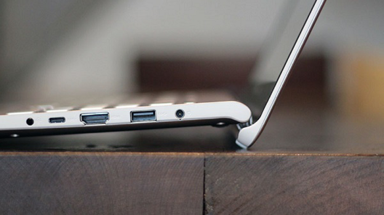 Bản lề được thiết kế giúp nâng bàn phím lên một góc 3.5 độ