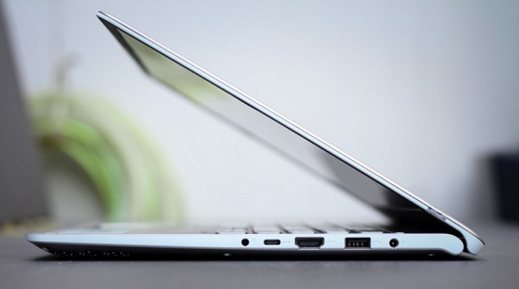 Cạnh phải của máy