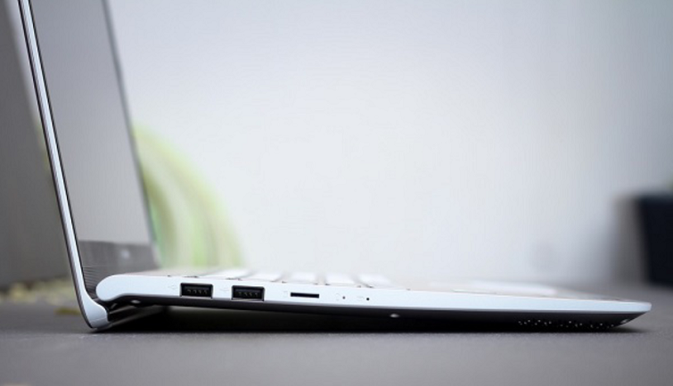 Cạnh trái của máy