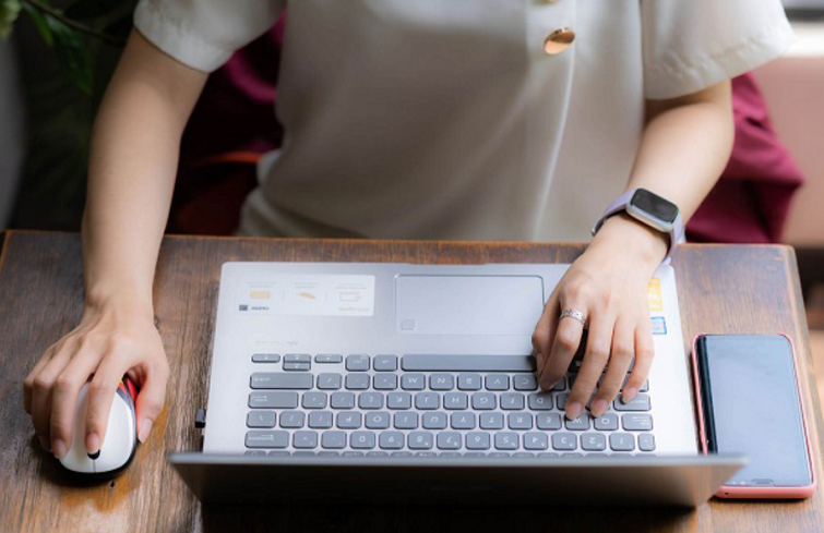 Bàn phím full size cứng cáp