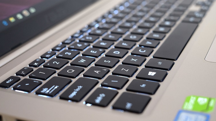 Bàn phím tiện lợi, touchpad rộng rãi