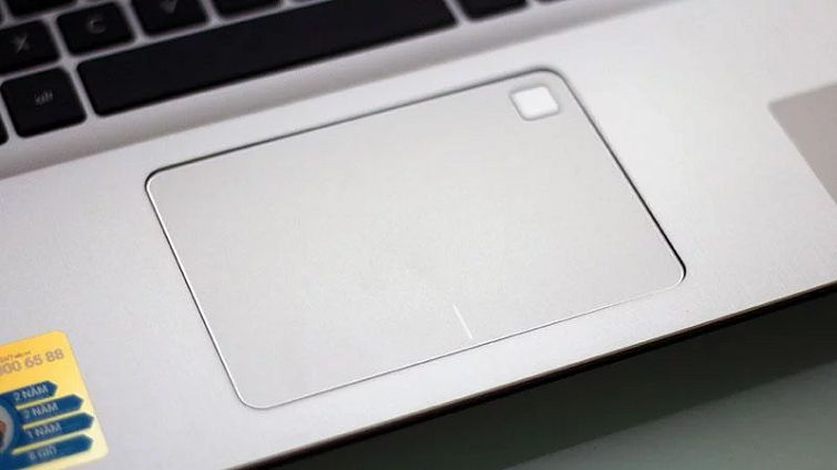 Touchpad phủ kính của Asus X507UF lớn hơn