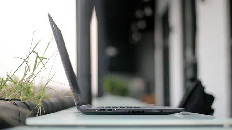 Chiếc Asus X507UF được trang pin 3 cell sử dụng máy liên tục từ 3-5 giờ đồng hồ