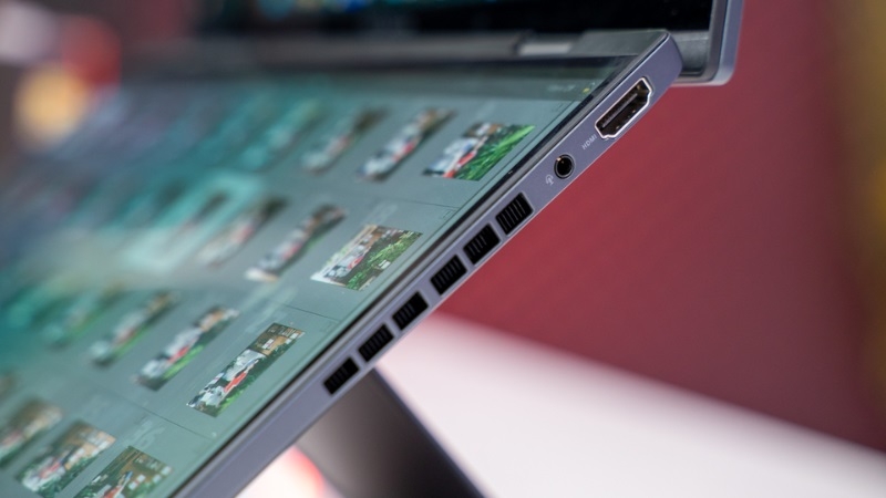 Cạnh phải laptop Asus Zenbook Duo OLED UX8406MA-PZ142W Cạnh phải laptop Asus Zenbook Duo OLED UX8406MA-PZ142W