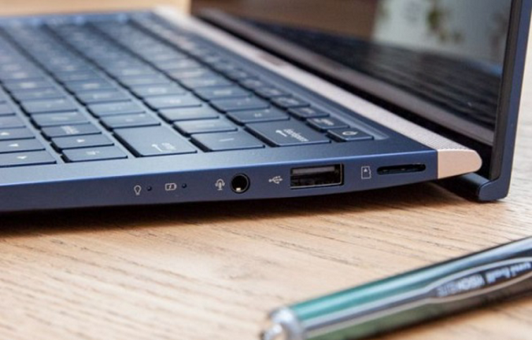 Cạnh phải của máy