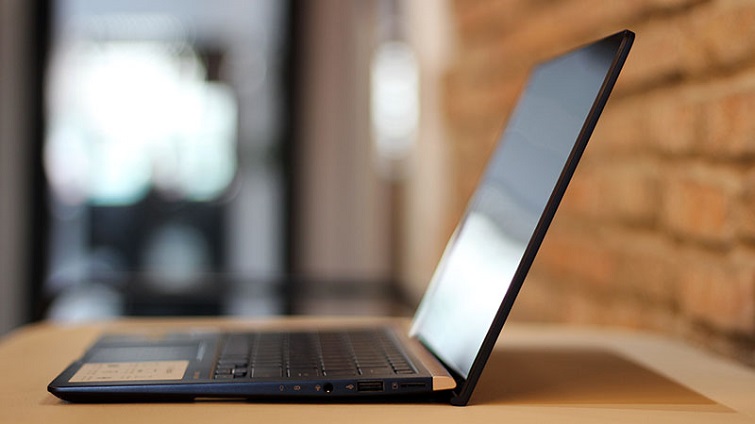 Cạnh phải của máy