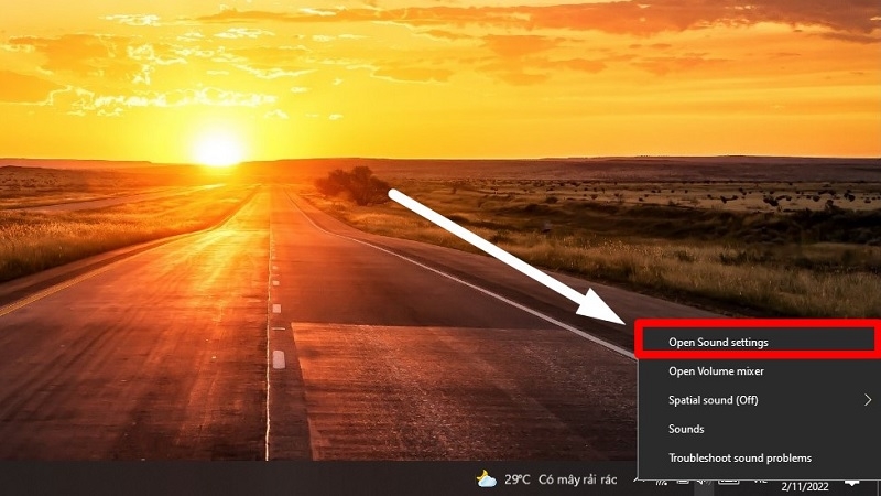 Bấm chuột phải vào biểu tượng loa ở góc phải màn hình Windows 10 chọn Open Sound settings