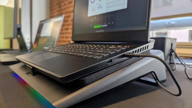 Đặt laptop Lenovo lên đế quạt tản nhiệt rời để máy mát hơn bước 2