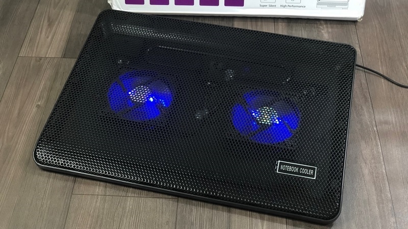 Đặt laptop Lenovo lên đế quạt tản nhiệt rời để máy mát hơn bước 1