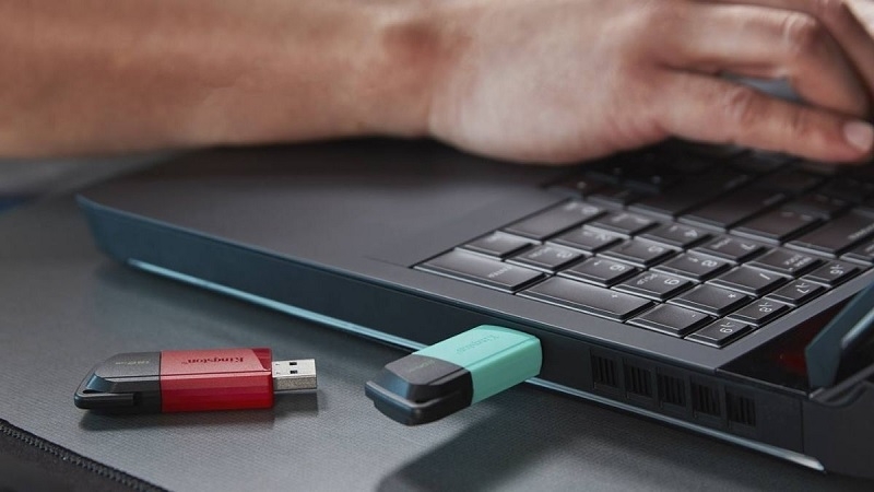 Cắm USB cài Windows 11, rồi sau đó khởi động máy từ USB