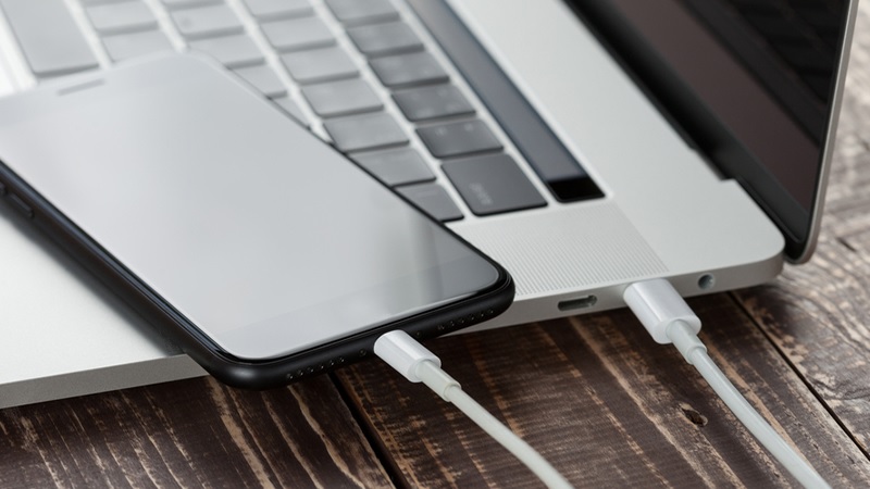 Cắm cáp USB kết nối iPhone với laptop