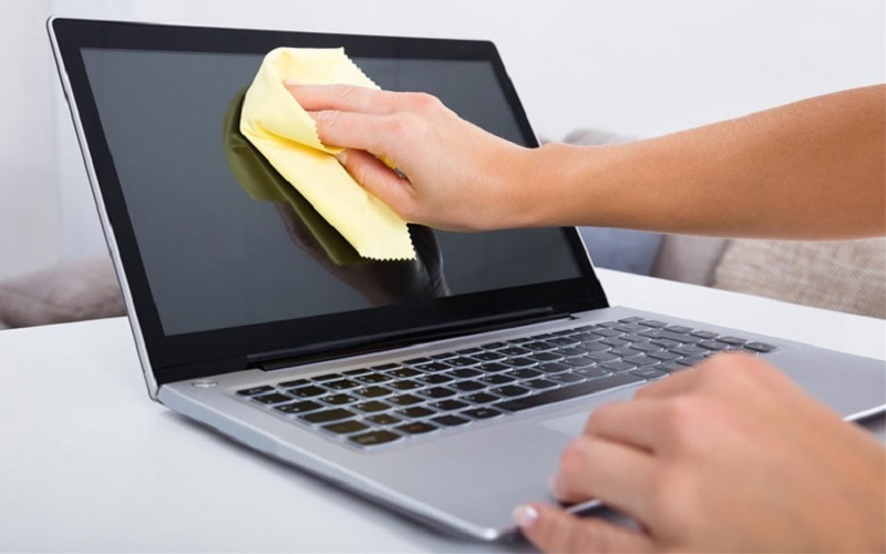 Nên làm gì khi màn hình laptop bị ẩm, vô nước?
