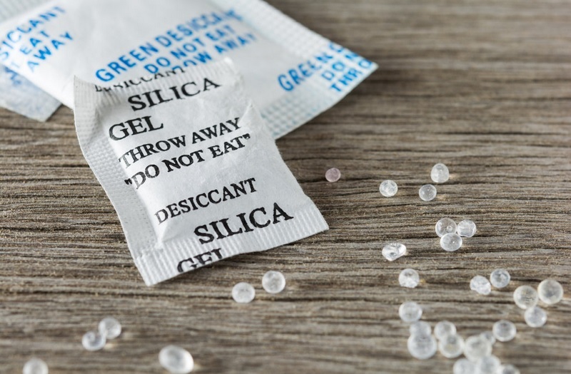Sử dụng gói hút ẩm hoặc gạo