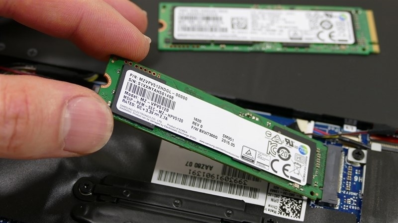 Ổ SSD M.2 NVMe được thay thế trong laptop Ổ SSD M.2 NVMe được thay thế trong laptop