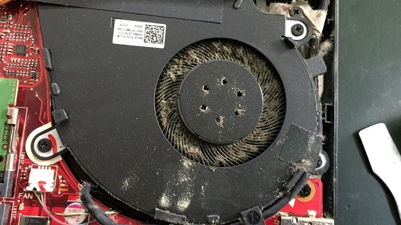 Cận cảnh quạt tản nhiệt laptop bị bám bụi Cận cảnh quạt tản nhiệt laptop bị bám bụi
