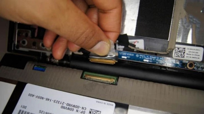 Cắm lại cáp HDMI vào màn hình và máy tính