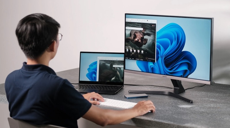 Kết nối laptop với tivi qua cáp HDMI để kiểm tra lỗi màn hình