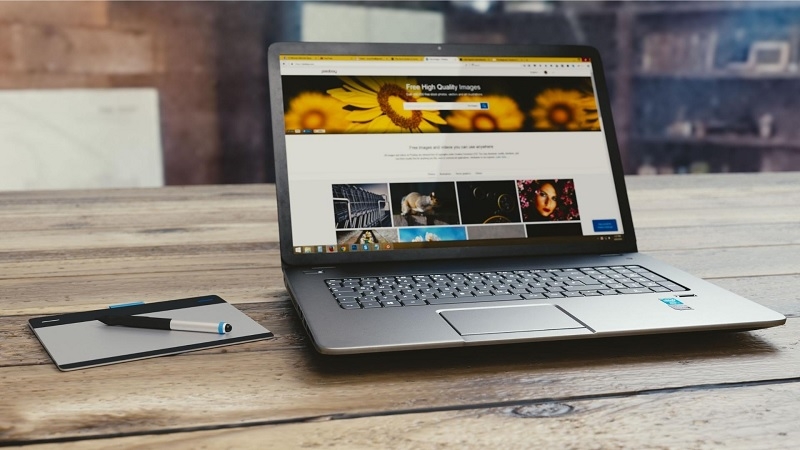 Kiểm tra màn hình laptop bằng mắt thường từ nhiều góc độ