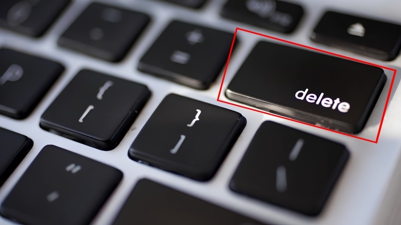 Bấm liên tục phím Delete hoặc F2 khi vừa bật máy