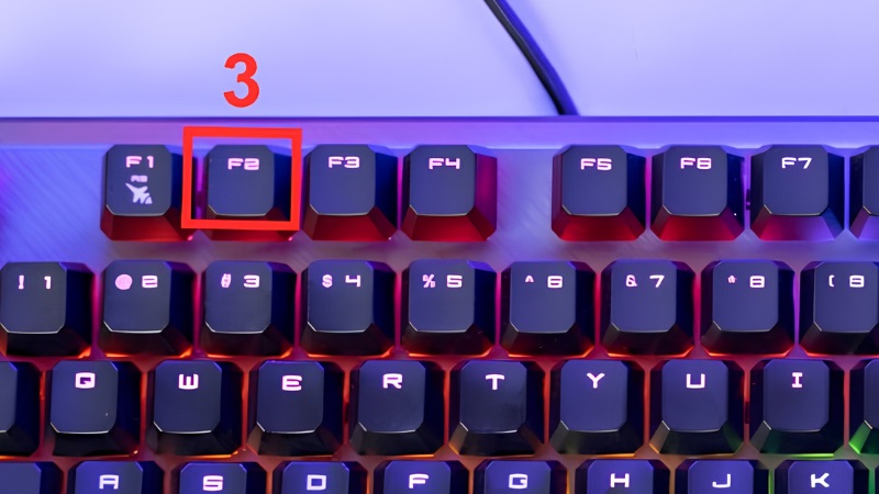 Bấm liên tục phím Delete ngay khi bật máy bàn