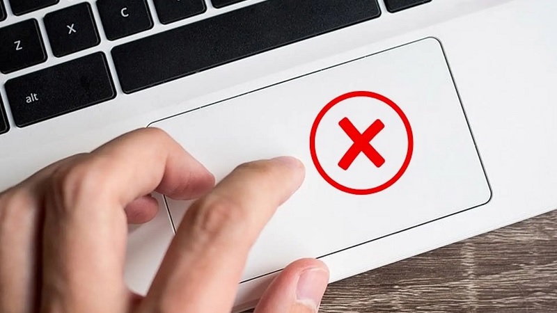 Người dùng thao tác trên touchpad laptop bị đơ không phản hồi