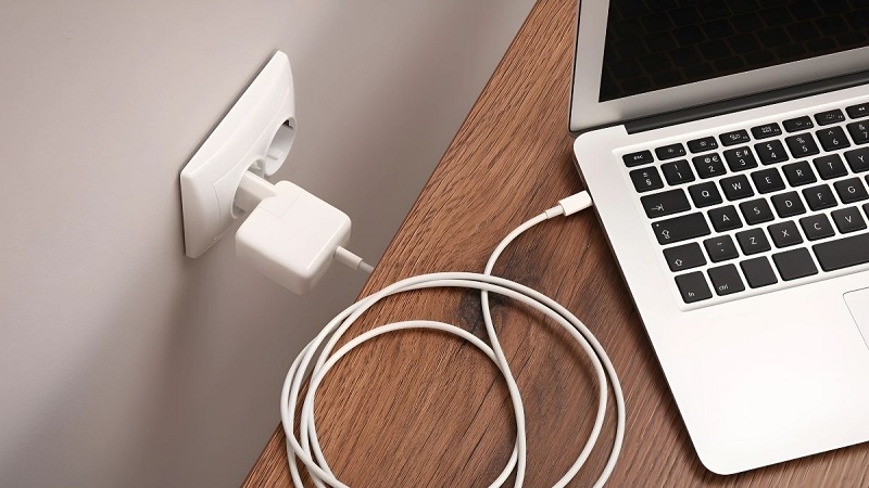 Có nên cắm sạc laptop khi không sử dụng Có nên cắm sạc laptop khi không sử dụng