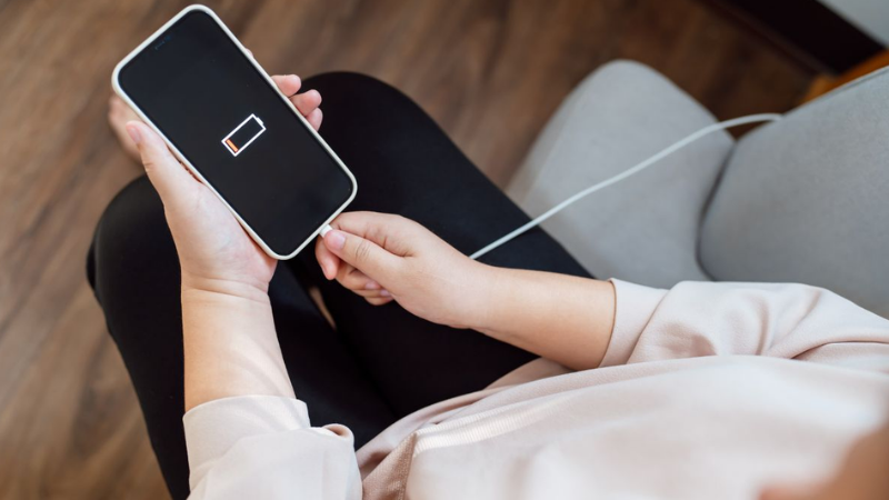 Có Nên Sạc Pin iPhone Đến 100% Không