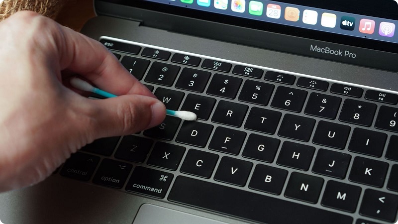 Vệ sinh cổng sạc Macbook Vệ sinh cổng sạc Macbook