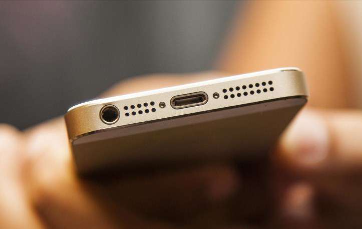 cổng sạc iphone bị bụi bẩn