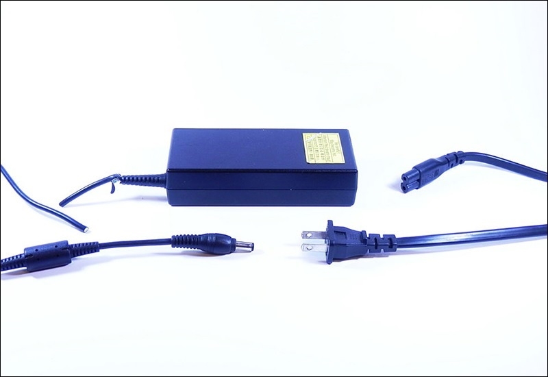 Kiểm tra các hư hỏng vật lý trên bộ sạc laptop