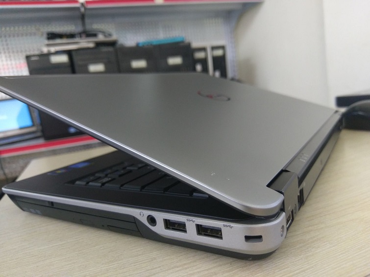 Góc cạnh phải của laptop