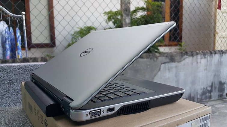 Góc cạnh trái và cạnh sau của laptop