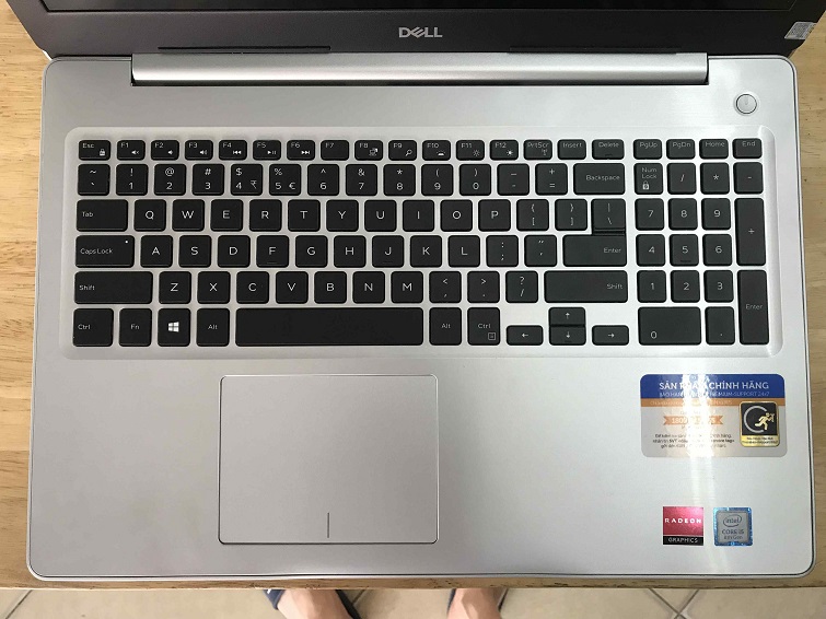 Touchpad có kích thước lớn với bề mặt được làm sần