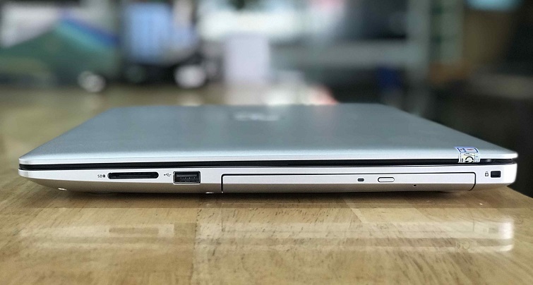 Cạnh phải của máy