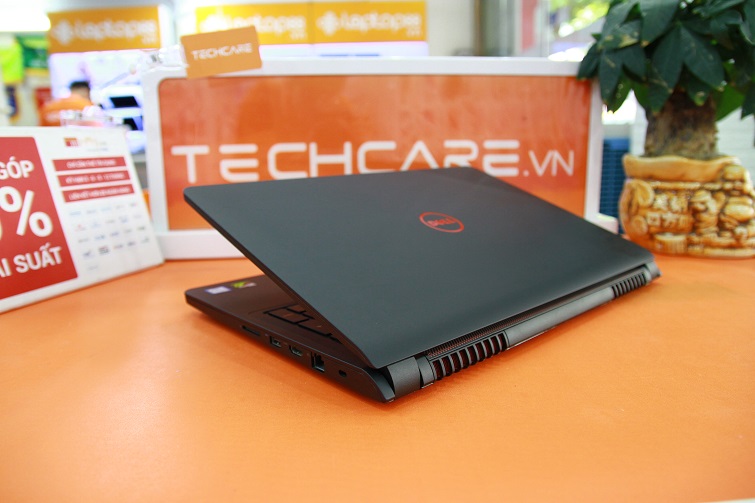 Cạnh phải của máy