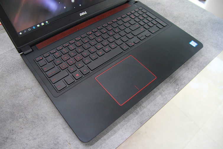 Thiết kế Touchpad khá là mịn và mượt mà