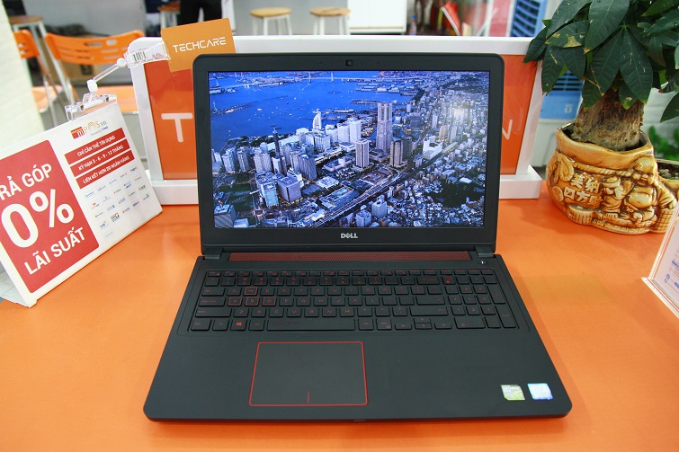 <em>Dell Inspiron 5577 trang bị màn hình kích cỡ lớn 15,6 inch</em>