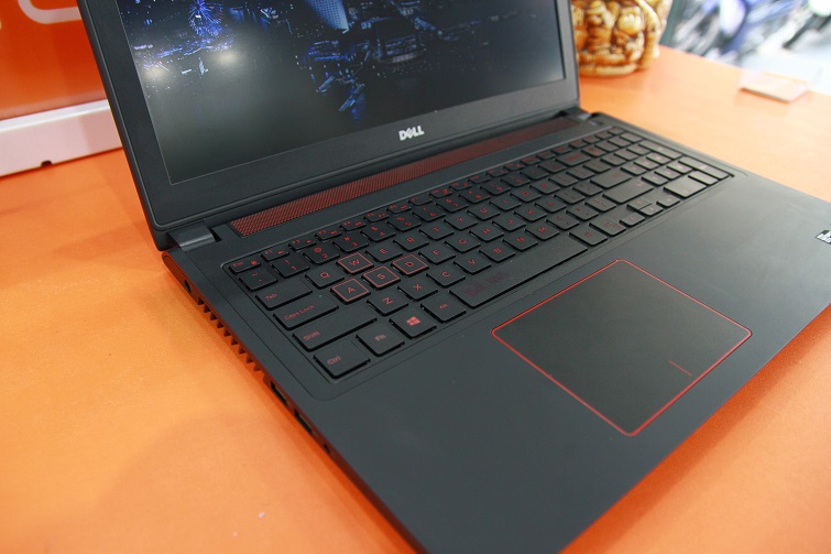 Bàn phím của Dell N5577 là kiểu bàn phím Full size