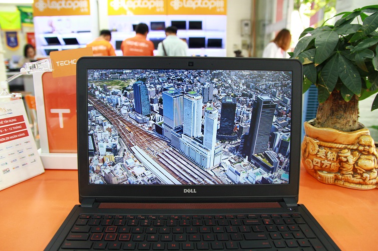 Dell Inspiron 5577 sở hữu màn hình kích cỡ lớn là 15,6 inch