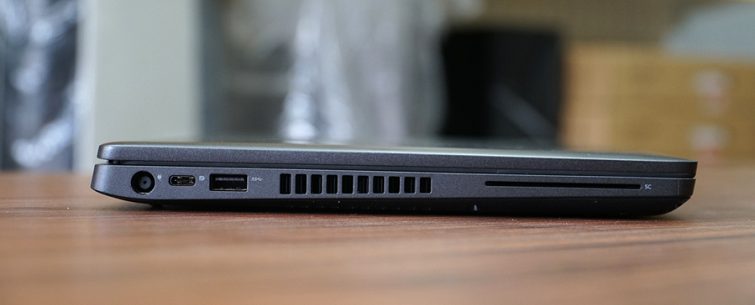 Cạnh phải của máy