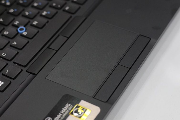 Touchpad của Latitude 5480 có kích cỡ rộng vừa phải