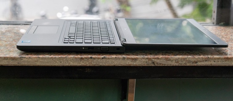 Phần bản lề cho phép màn hình được mở đến 180 độ