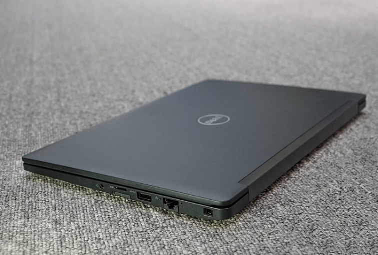 Cạnh phải của máy