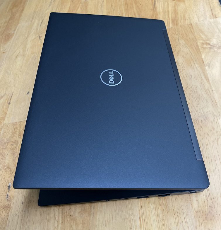 Lớp vỏ máy được làm từ chất liệu hợp kim Magie cực kỳ chắc chắn