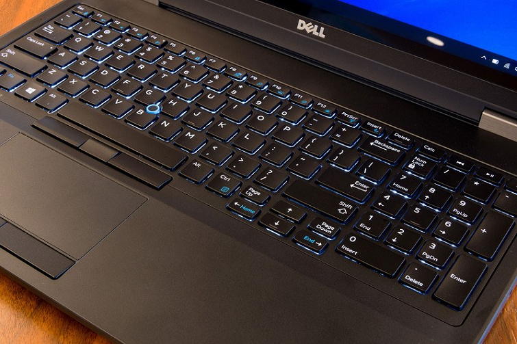 Bàn phím kích thước lớn và bao gồm bàn phím số phụ