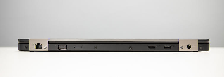 Cạnh sau của máy